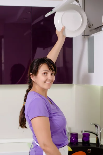 Attraktive Hausfrau beim Abwasch — Stockfoto
