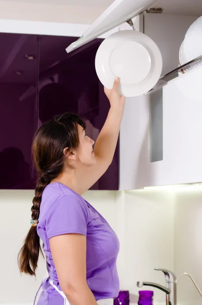 Attractive housewife doing the dishes — Stock Photo, Image