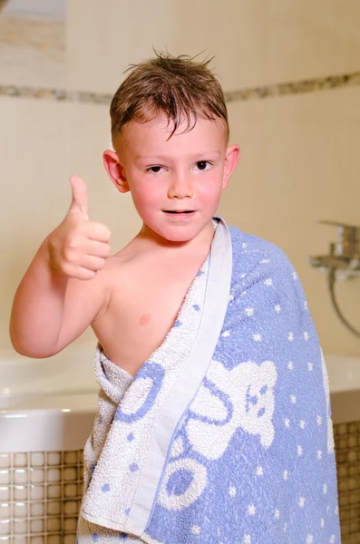 Petit garçon dans la salle de bain donnant un pouce vers le haut — Photo