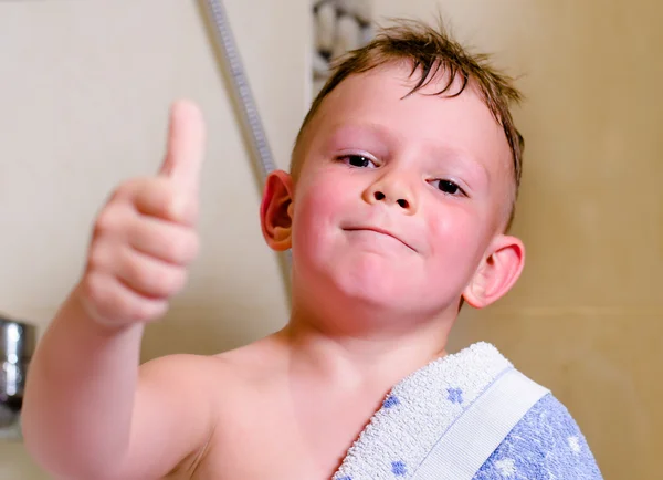 Vacker liten pojke med ett stort lyckligt leende — Stockfoto