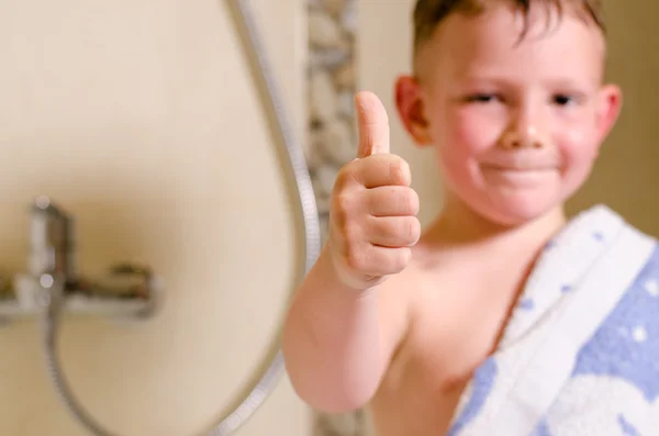 Kleine jongen in de badkamer geven van een duim omhoog — Stockfoto