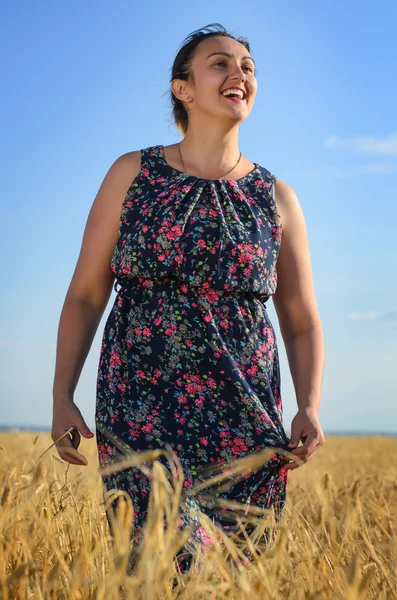 Lachend gebräunte temperamentvolle Frau in einem Weizenfeld — Stockfoto