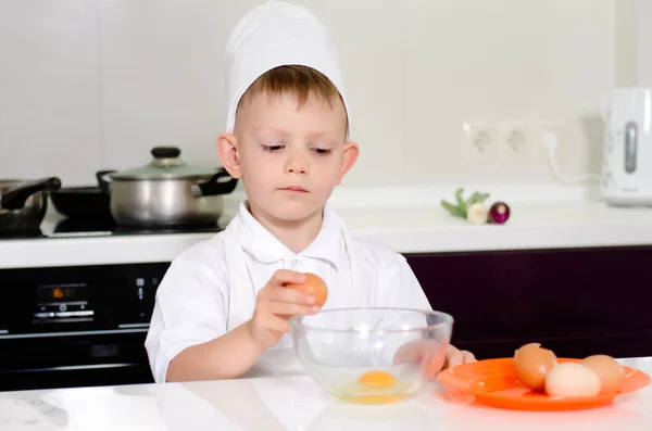 Młody chłopak zarabiać być kucharzem — Zdjęcie stockowe