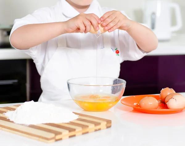 Jonge jongen verdienen om een chef-kok — Stockfoto