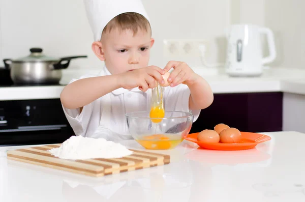 Jonge jongen verdienen om een chef-kok — Stockfoto