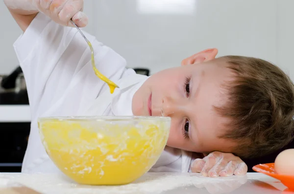 Söt ung pojke att lära sig bale en tårta — Zdjęcie stockowe