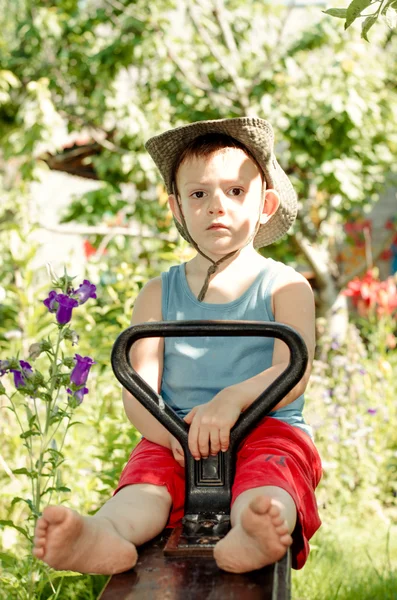 Barefoot jongetje spelen in de tuin — Stockfoto