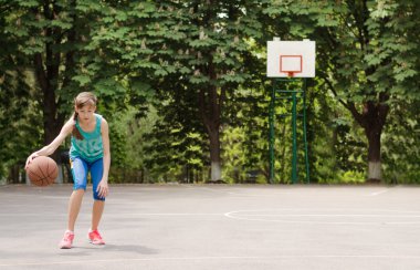 genç kız bir basketbol top sürme