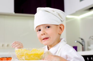 Yemek yapmayı öğrenme bir miğfer genç çocuk