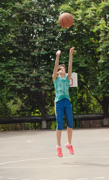 Ragazza in procinto di sparare a basket — Foto Stock