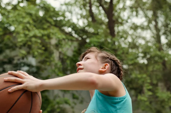 Menina prestes a atirar basquete — Fotografia de Stock