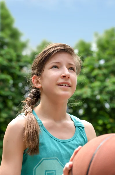 Menina prestes a atirar basquete — Fotografia de Stock