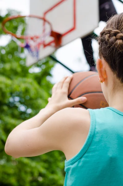 Menina prestes a atirar basquete — Fotografia de Stock