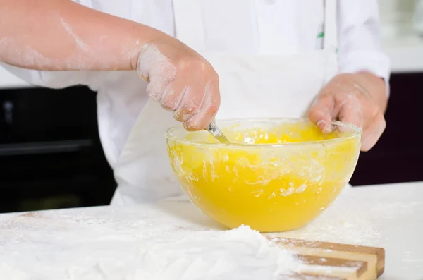 Kleiner Junge mixt Zutaten für Kuchen — Stockfoto