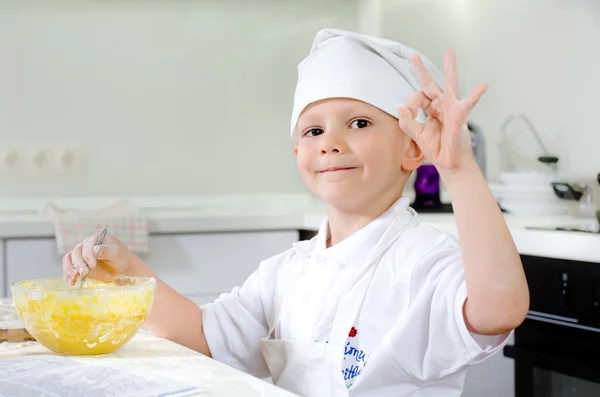 Orgulhoso menino cozinhando na cozinha — Fotografia de Stock