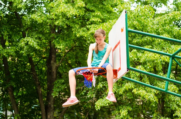 Junges Mädchen sitzt im Reifen — Stockfoto