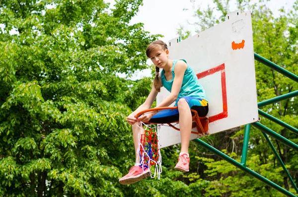 Młoda dziewczyna siedzi w hoop — Zdjęcie stockowe