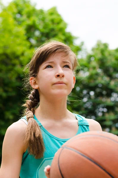 Menina prestes a atirar basquete — Fotografia de Stock