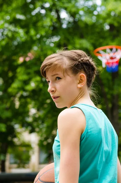 Meisje bezig met schieten basketbal — Stockfoto