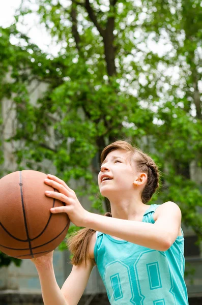 Dívka před střílet basketbal — Stock fotografie