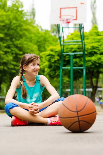 Mooie vertrouwen jonge vrouwelijke basketballer — Stockfoto