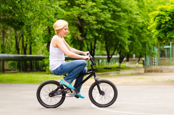 Dame appréciant une balade à vélo — Photo