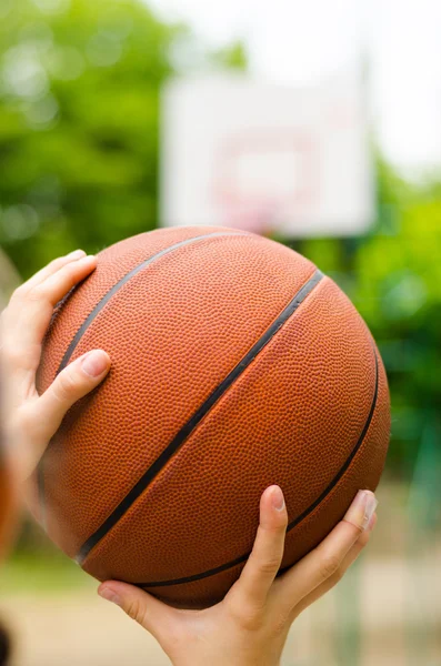 Basket i hand — Stockfoto