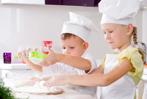 Travail d'équipe dans la cuisine — Photo