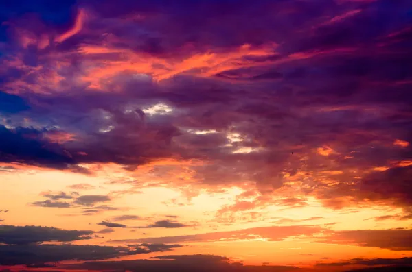 Schöner feuriger orangefarbener und lila Sonnenuntergang Stockfoto
