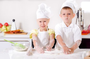 mutlu küçük erkek ve kız mutfakta yemek