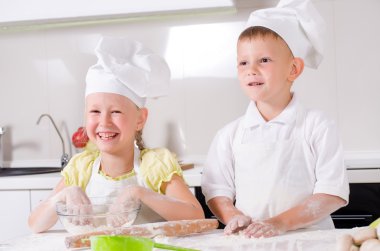 mutlu küçük erkek ve kız mutfakta yemek