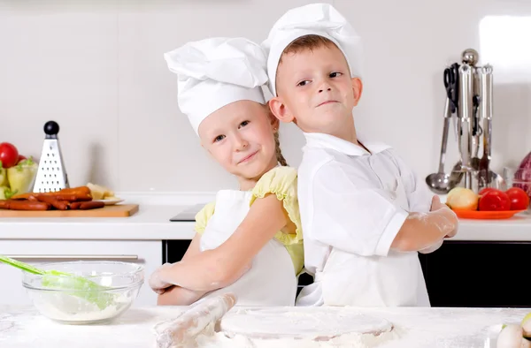 Twee schattige trots jonge chefs — Stockfoto