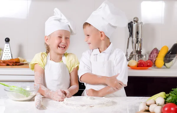 Hooghartige kleine jongen chef-kok — Stockfoto