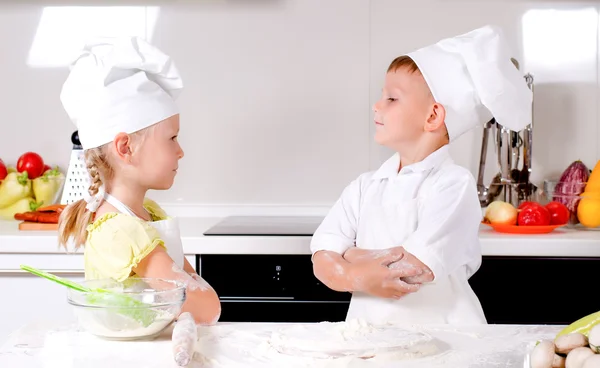 Hooghartige kleine jongen chef-kok — Stockfoto