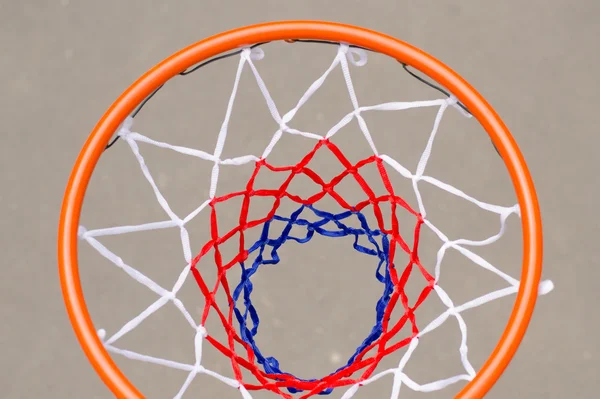 Вид сверху на баскетбольную сетку и обруч — стоковое фото