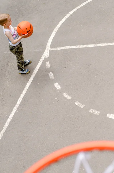 Jovem menino jogar basquete — Fotografia de Stock