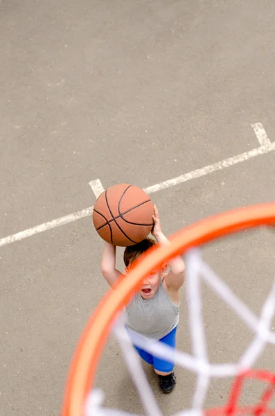 Jovem menino jogar basquete — Fotografia de Stock