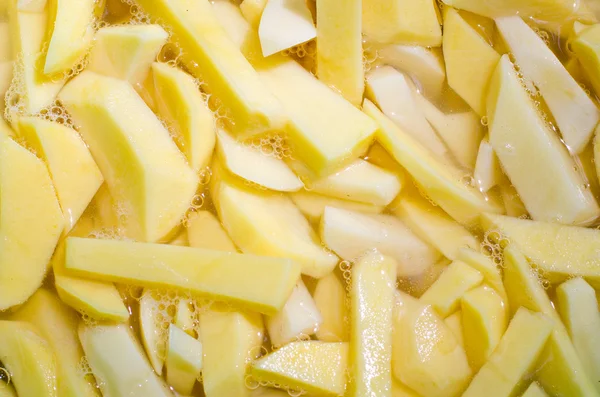 Frische Kartoffelchips in Öl braten — Stockfoto