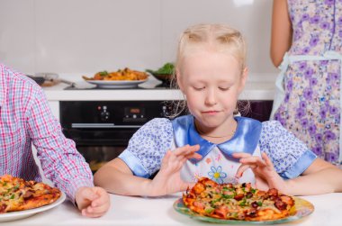 Pizza yeme mutlu genç kız