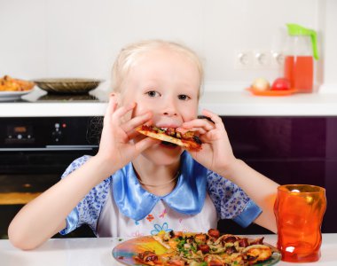 Pizza yeme mutlu genç kız