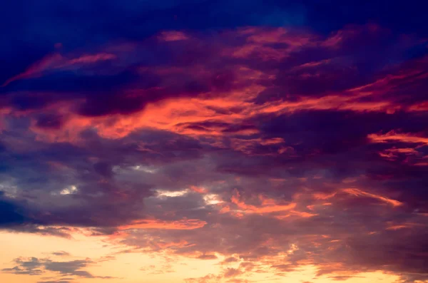 壮观的深蓝色和粉红色的日落 — 图库照片