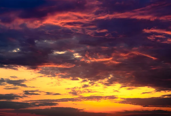 Mooie vurige oranje en paars sunsetbeautiful vurige oranje en paars zonsondergang — Stockfoto