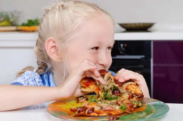 Šťastná dívka jíst pizzu — Stock fotografie