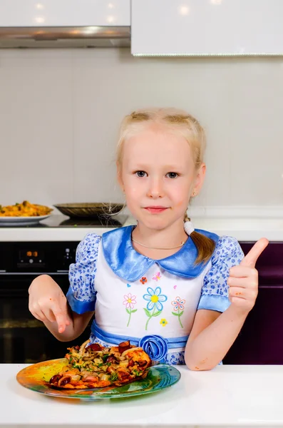 Happy young girl eating pizza — Stock Photo, Image