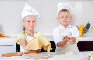 gülümseyen mutlu küçük kız onun pasta kadar holding