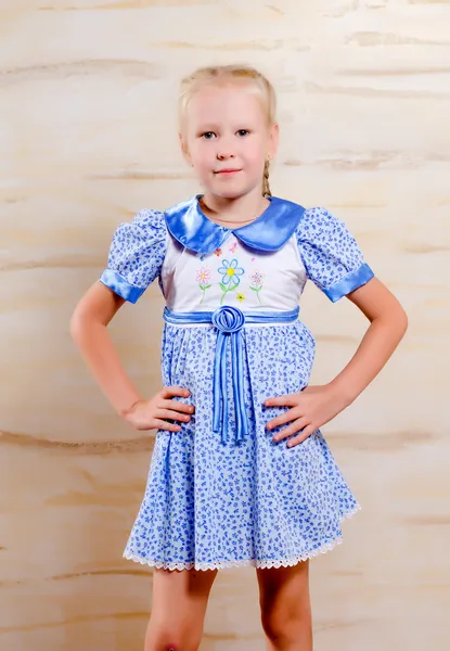 Selbstbewusste schöne junge Mädchen in einem stilvollen Kleid — Stockfoto