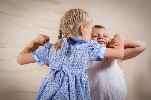 Liten flicka och pojke kämpar — Stockfoto