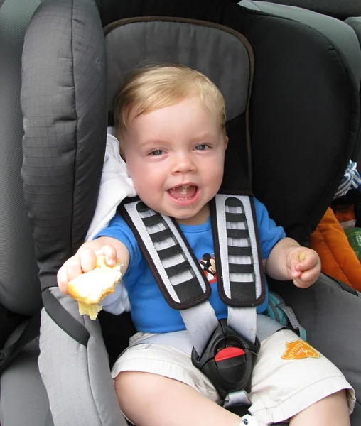 Ребенок в автомобильном кресле — стоковое фото
