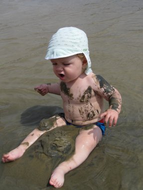 kuma oturmuş ve oynadığı küçük çocuk