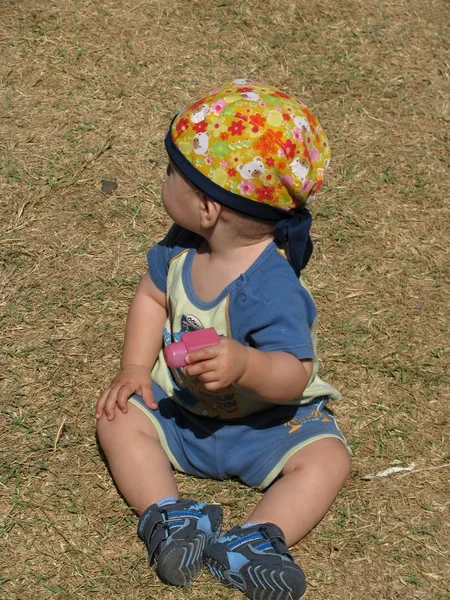 Small child sitting on the grass — Stock Photo, Image